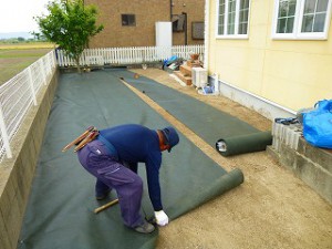 人工芝張り作業防草シート張り作業中