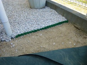 人工芝張り作業防草シート張り作業中